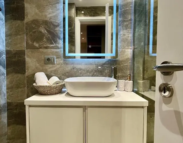 Adriatic Treasure Apt, Luxury & Beachfront - By Beta Premium アパート ゴーレム